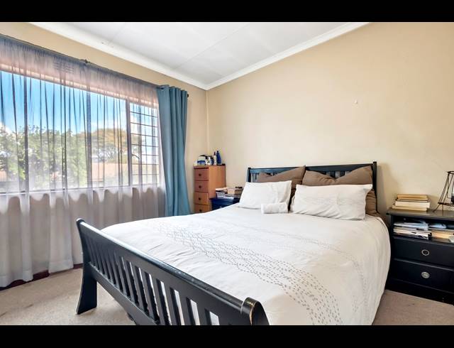2 BEDROOM TOWNHOUSE FOR SALE IN WINDSOR EAST